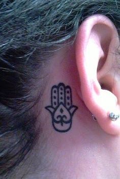 tatuaje mano fatima pequeno oreja