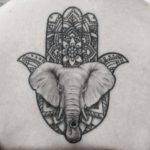 tatuaje mano de fatima elefante blanco y negro