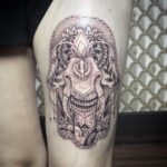tatuaje pierna mano de fatima elefante
