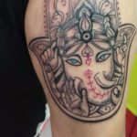 tatuaje brazo mano de fatima ganesha